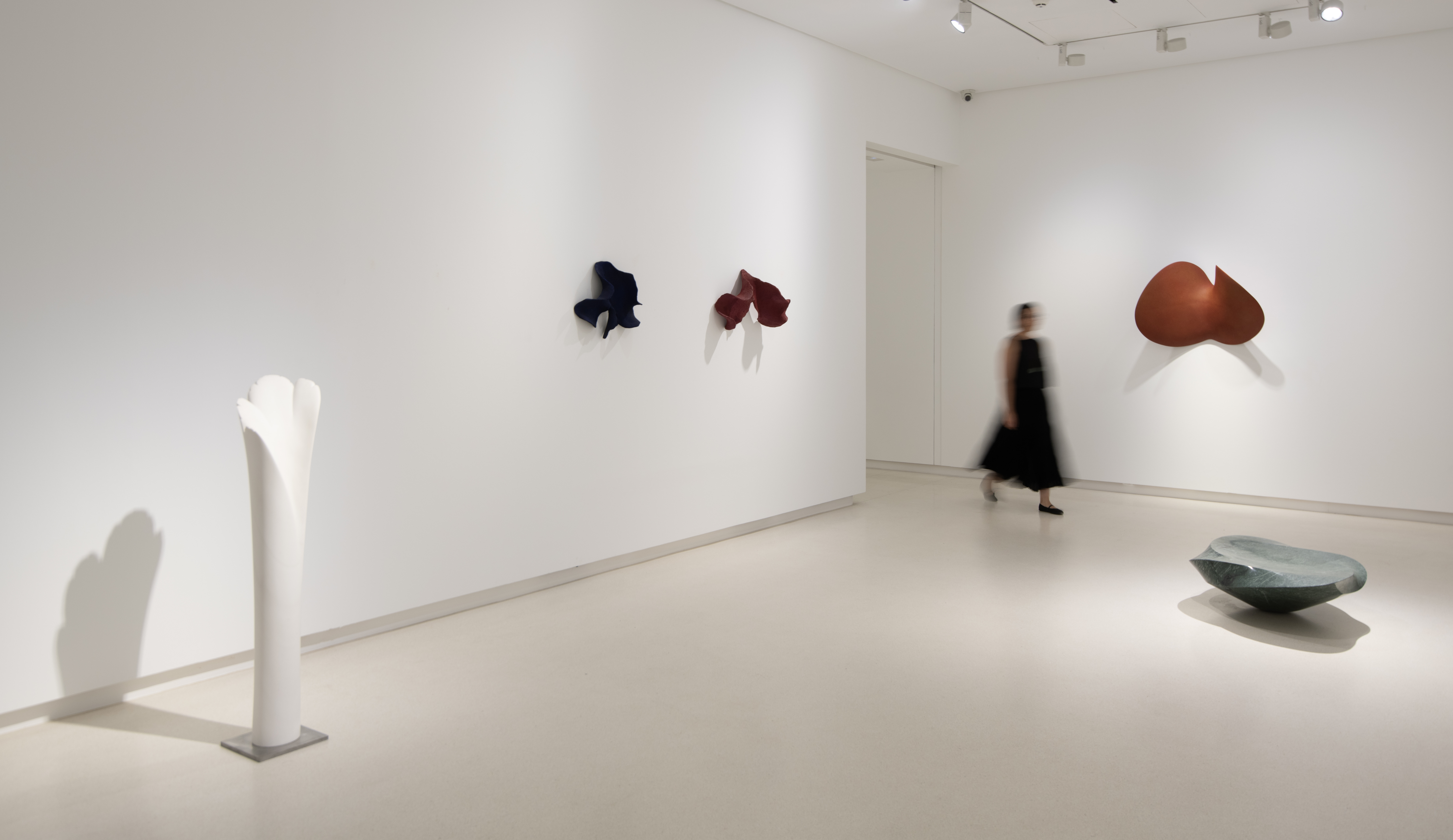 Vista de la exposición Apenas transitar de Juan Asensio en la Galería Elvira González